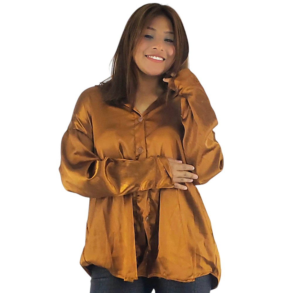 Blusa oversize satinada que combina fluidez y elegancia casual