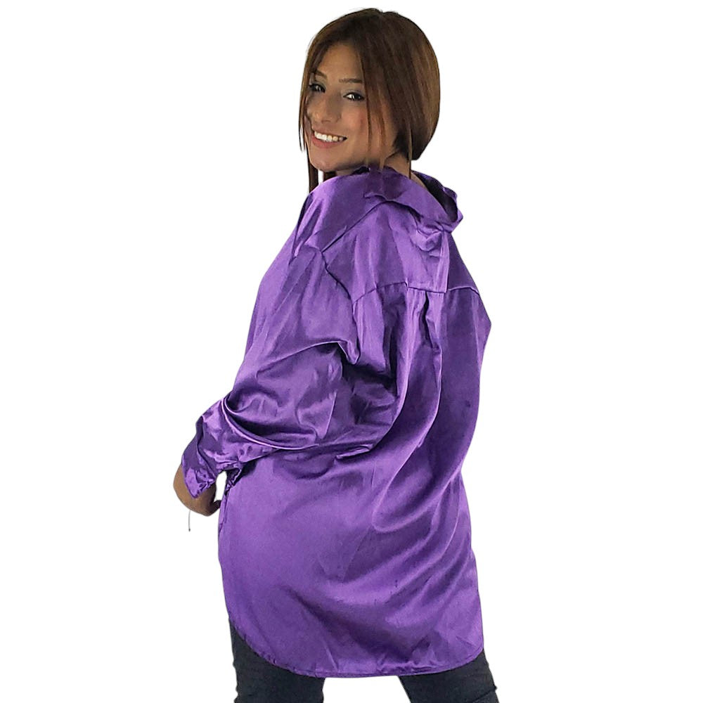 Blusa oversize satinada que combina fluidez y elegancia casual