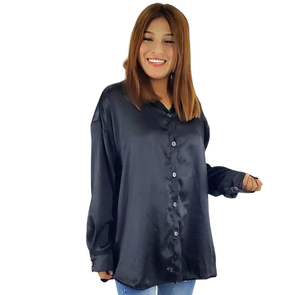 Blusa oversize satinada que combina fluidez y elegancia casual