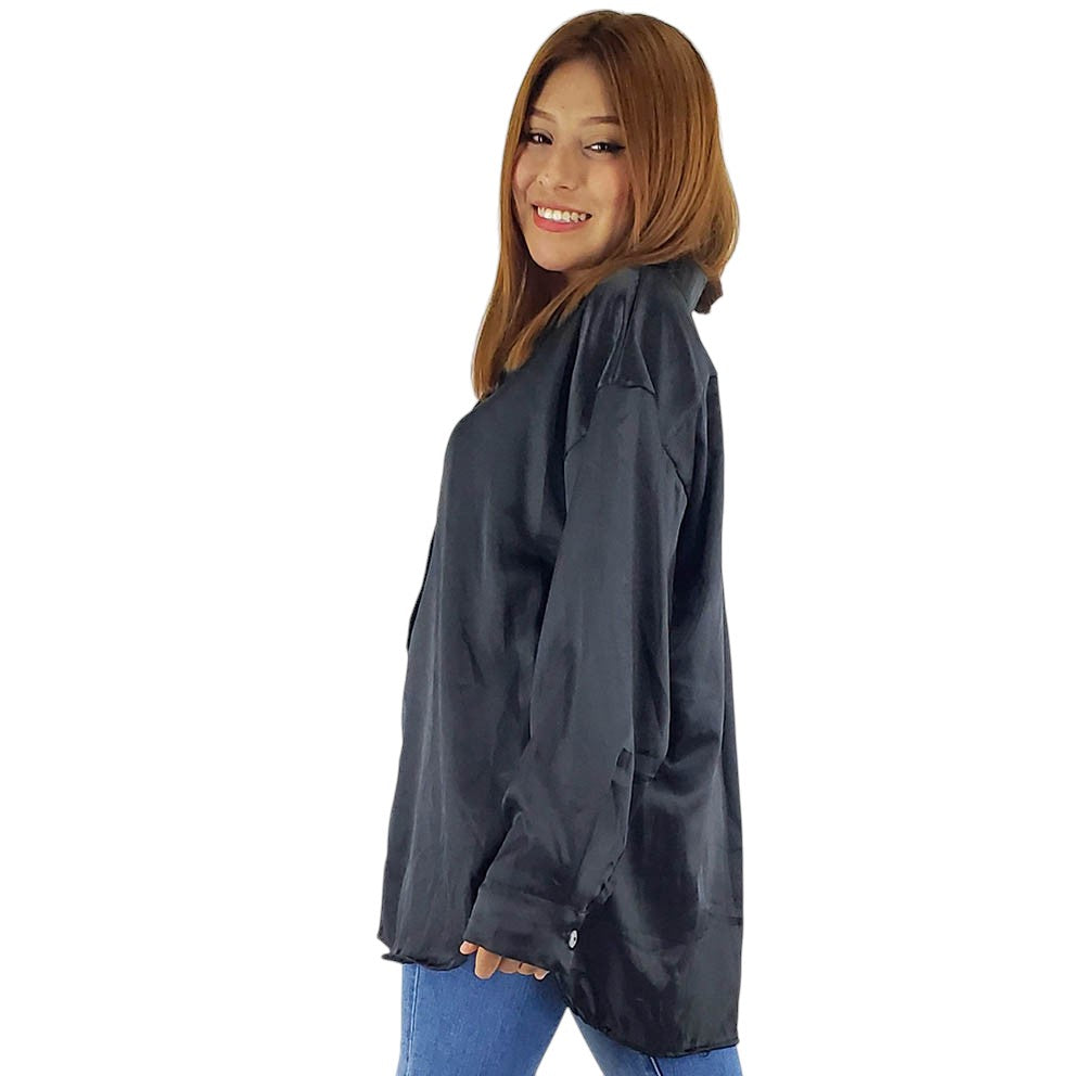 Blusa oversize satinada que combina fluidez y elegancia casual