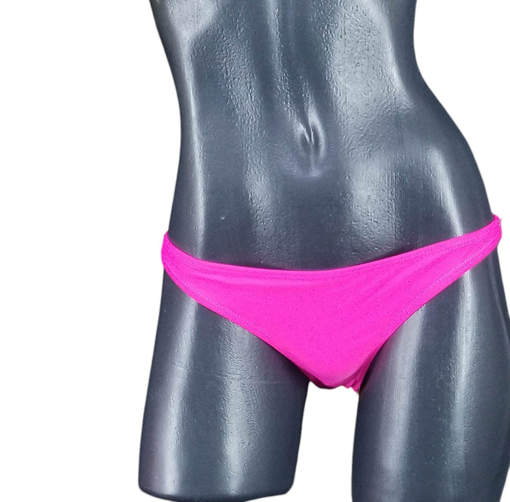 Tanga lisa tipo panty que realza tu figura con sensualidad sutil