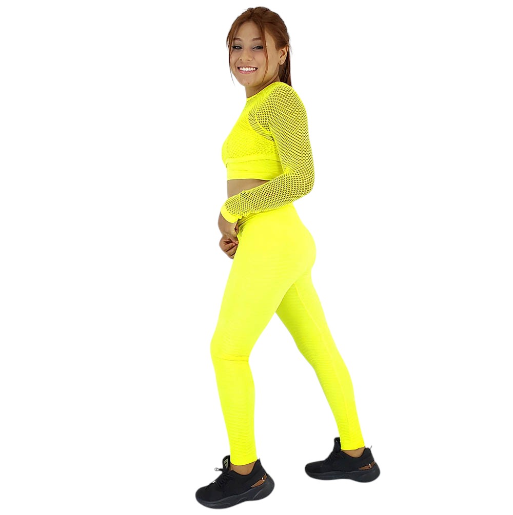 Conjunto deportivo de tres piezas que estiliza tu figura con soporte total
