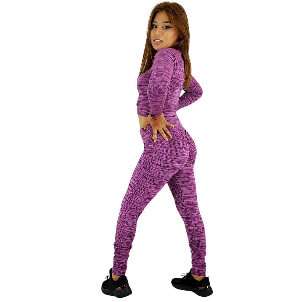 Conjunto deportivo con grecas que realza y estiliza en movimiento
