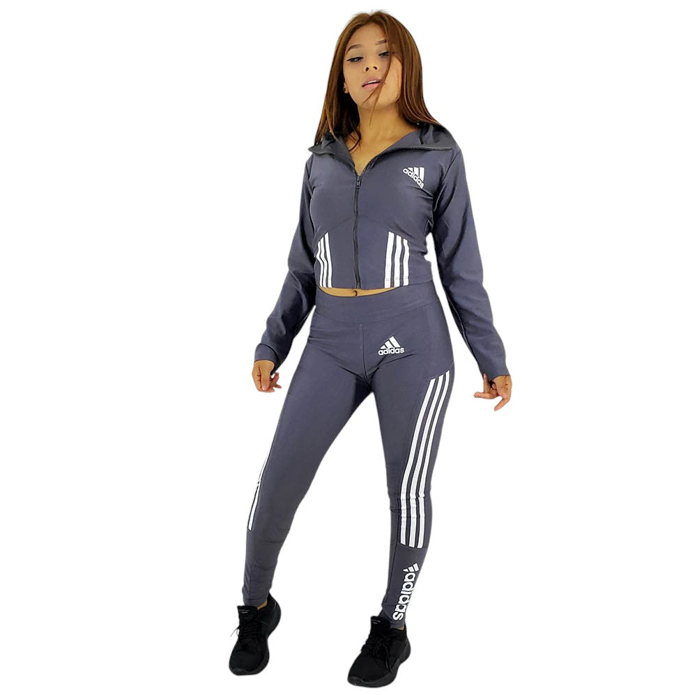 Conjunto deportivo rayado que moldea tu figura con energía y precisión