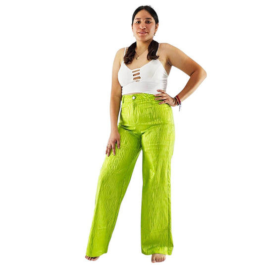 Pantalón acampanado con textura brillante que estiliza con movimiento