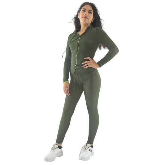 Conjunto deportivo con capucha que estiliza con fuerza visual