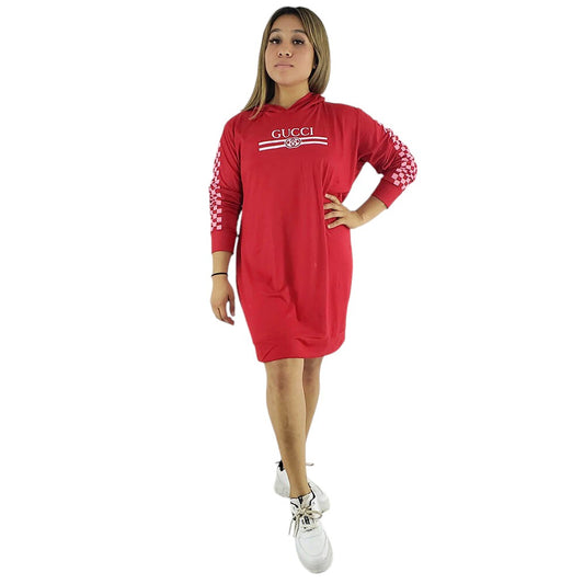 Vestido corto con gorro que estiliza curvas con actitud casual