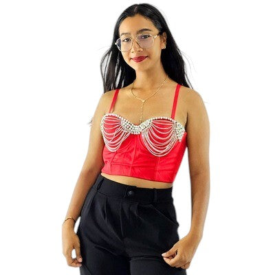 Crop top con cadenas que enmarca tu figura con audacia y brillo estructurado