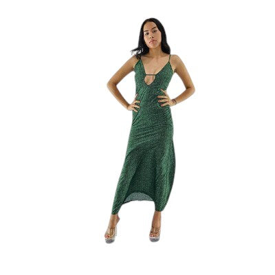 Vestido largo de tirantes con caída fluida y brillo discreto