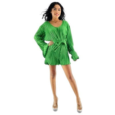 Vestido corto con caída fluida y cinturón que resalta tu silueta