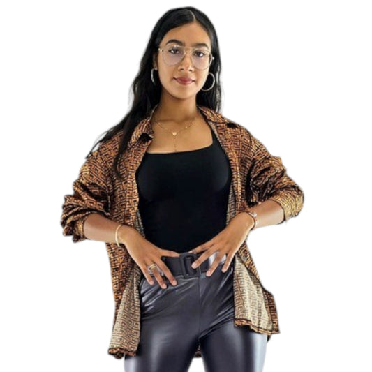 Blusa manga larga satinada con estampado que aporta sofisticación visual