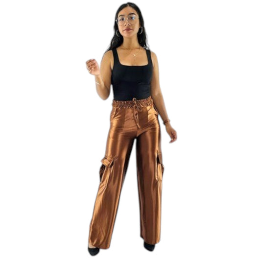 Pantalón cargo satinado con caída fluida y efecto visual vibrante