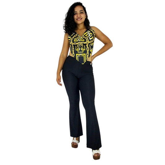 Conjunto blusa corte diamante y pantalón que realza tu figura