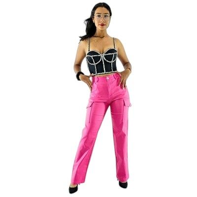 Pantalón tipo cargo de vinipiel que impone con estilo utilitario y audaz