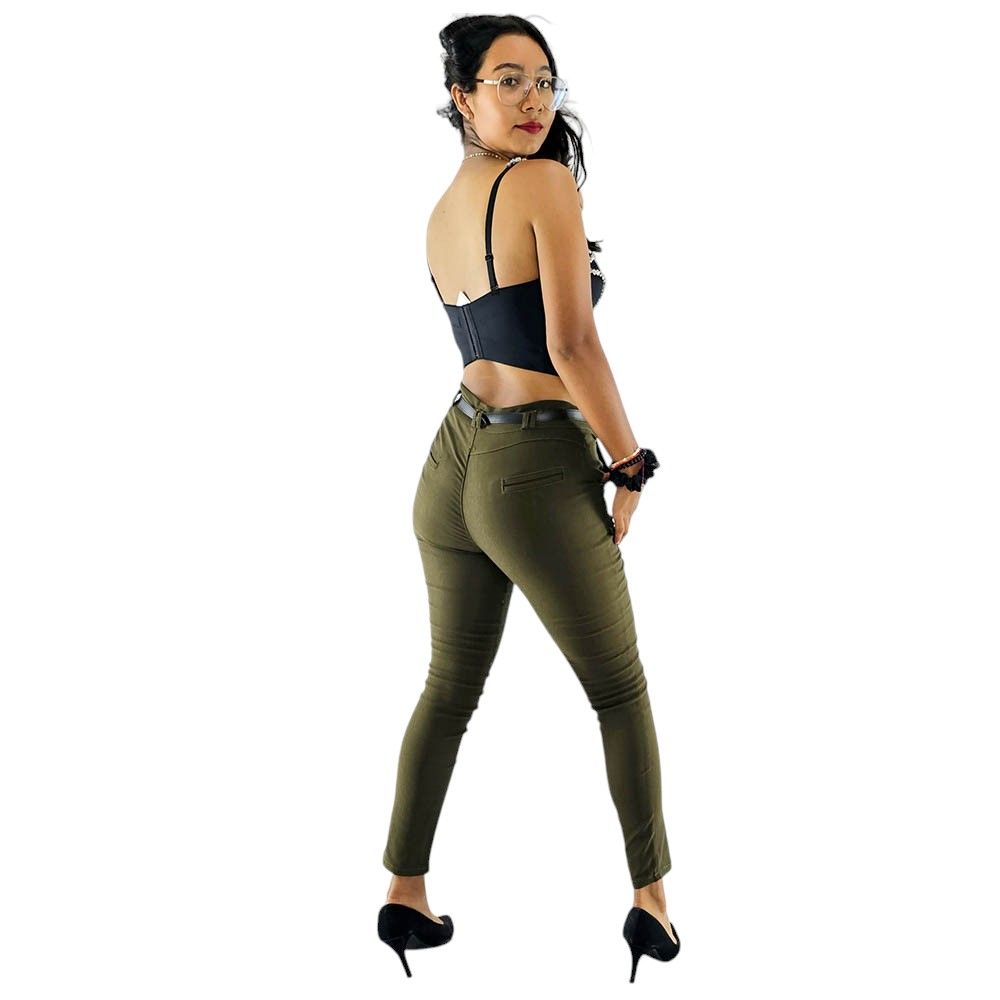 Pantalón recto ajustado con cinturón que define tu silueta con elegancia casual