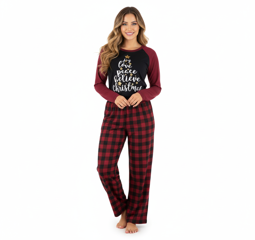 Pijama de dos piezas con mensaje navideño y cuadros que abrazan tu comodidad