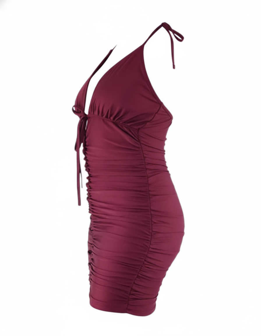 Minivestido fruncido con escote que resalta tu silueta con audacia