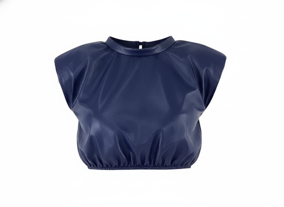Crop top sin mangas con estructura vinipiel que impone estilo urbano