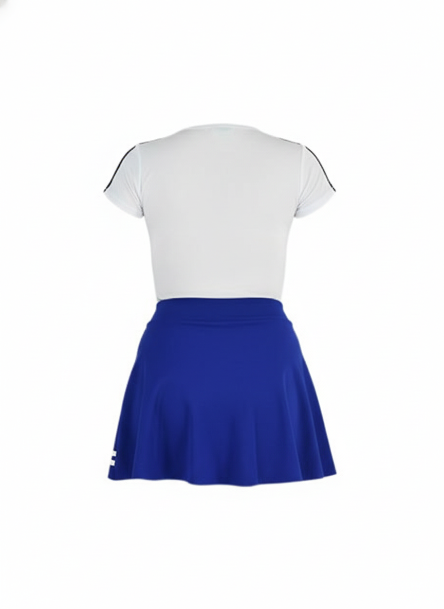 Conjunto deportivo con falda que combina movimiento y feminidad activa