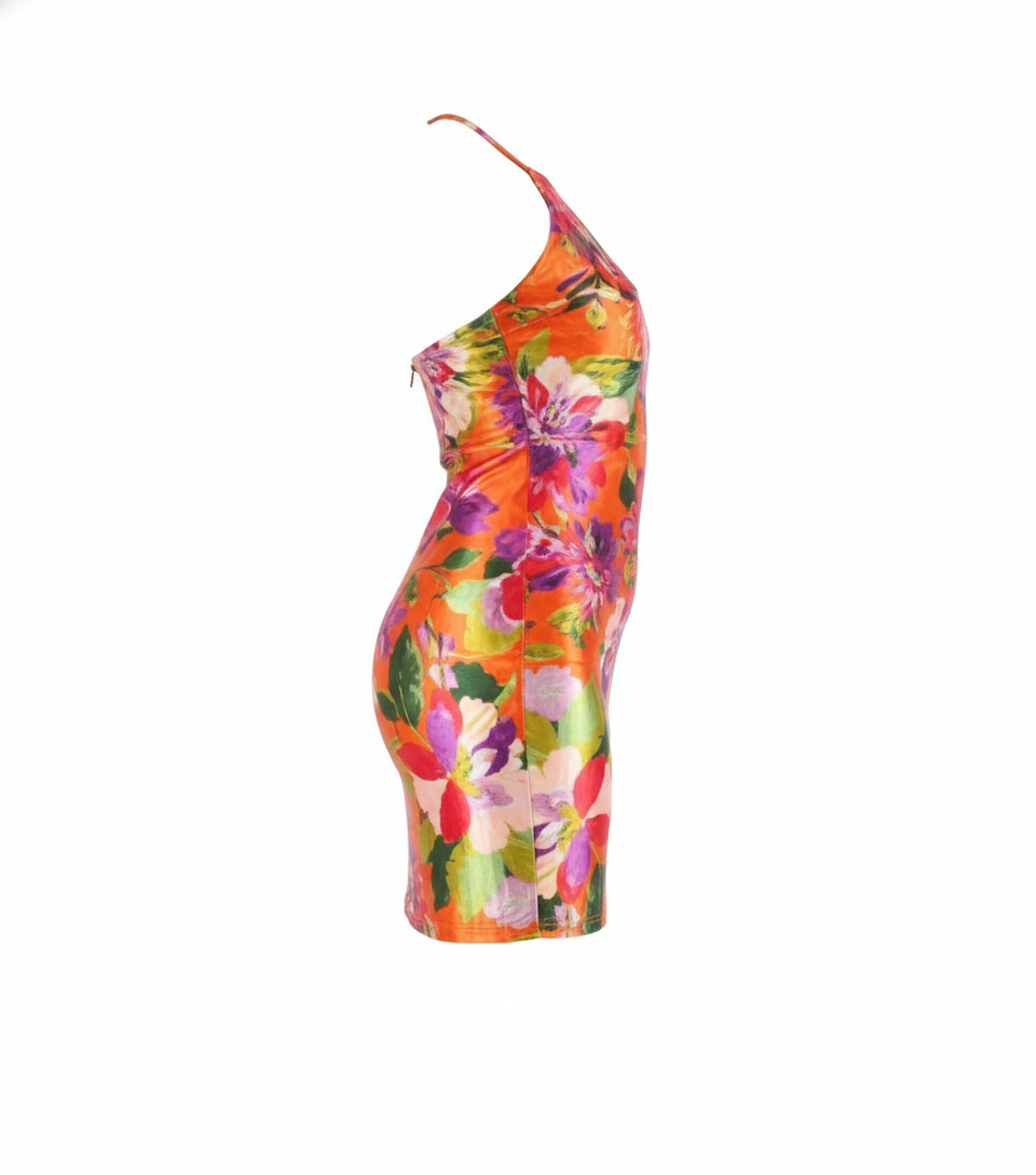 Vestido corto satinado con cuello halter que resalta tu figura con flores vibrantes