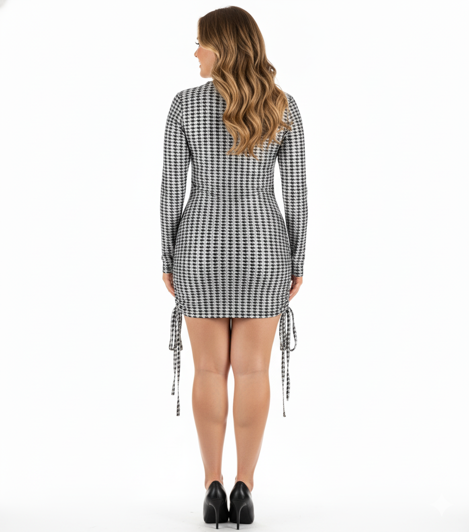 Minivestido con jaretas laterales que define tu silueta con estilo urbano