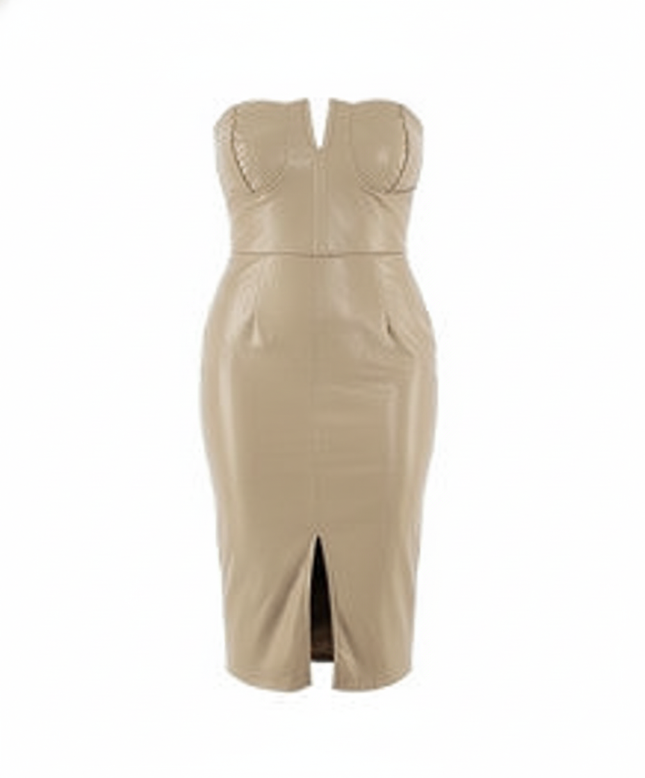 Vestido corto strapless con aberturas que enciende miradas con atrevimiento pulido