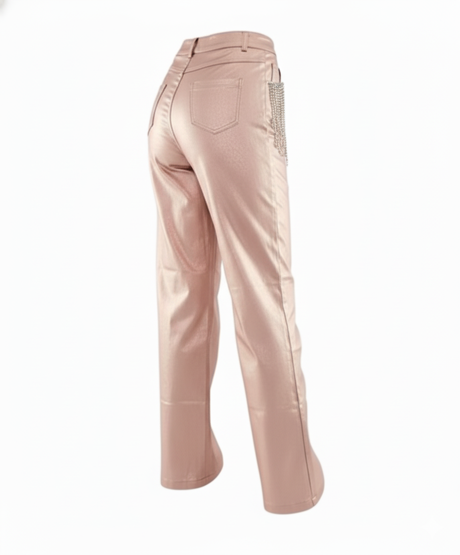 Pantalón recto satinado con brillo sutil y detalle de cadenita