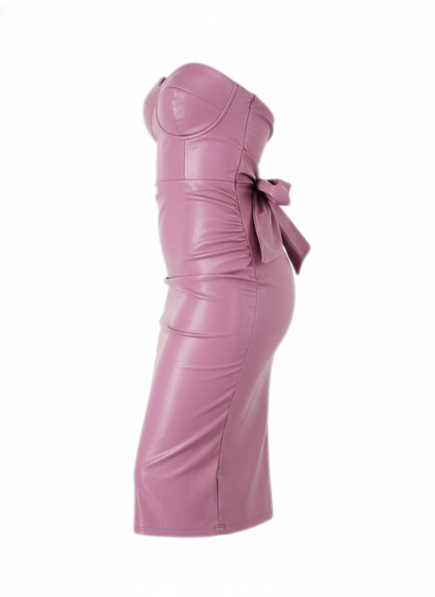 Vestido corto strapless con aberturas que enciende miradas con atrevimiento pulido