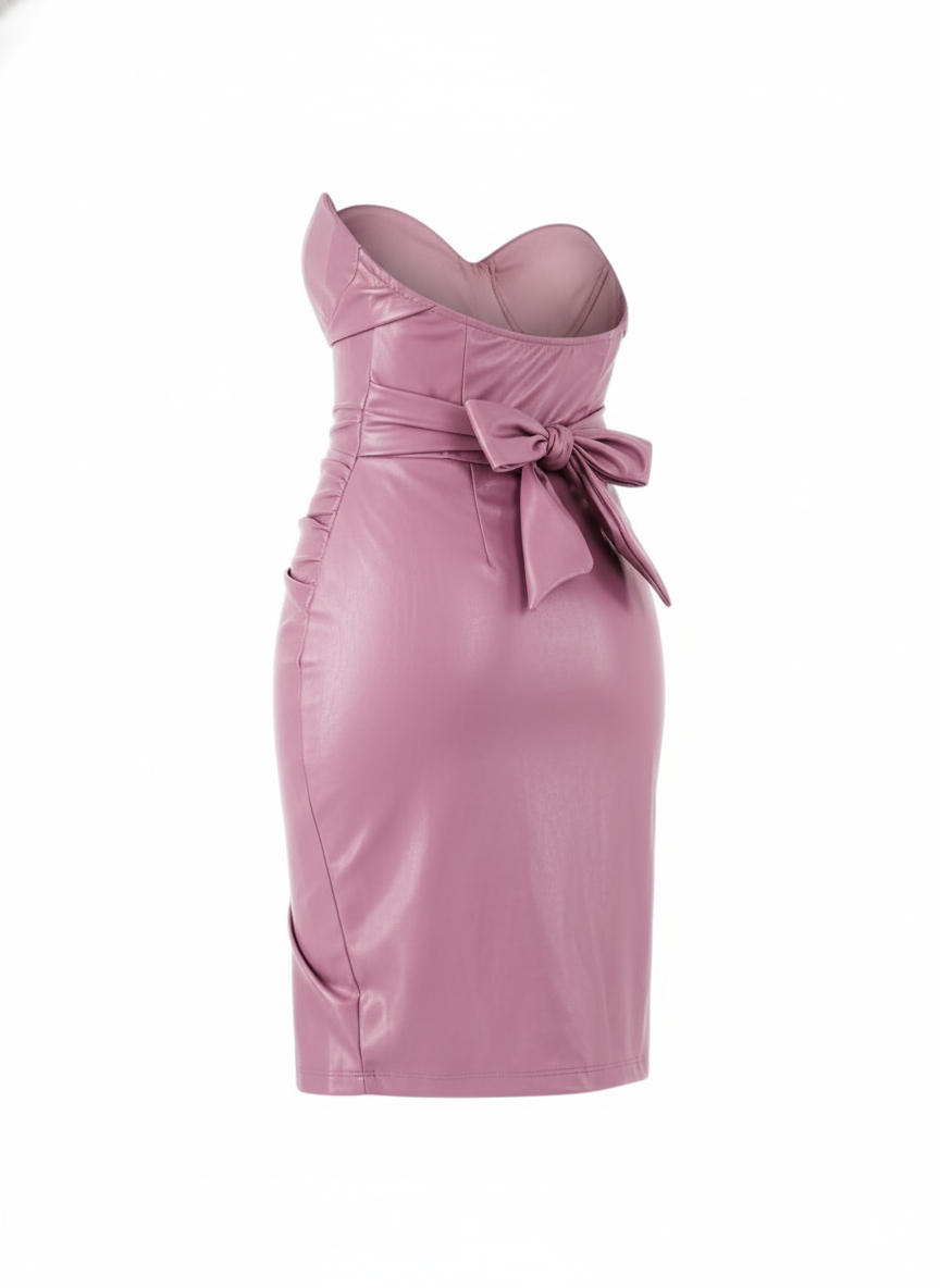 Vestido corto strapless con aberturas que enciende miradas con atrevimiento pulido