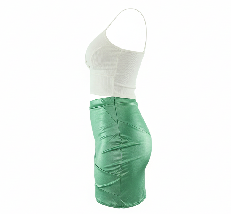 Conjunto satinado con top de tirantes que resalta tu figura con brillo sutil