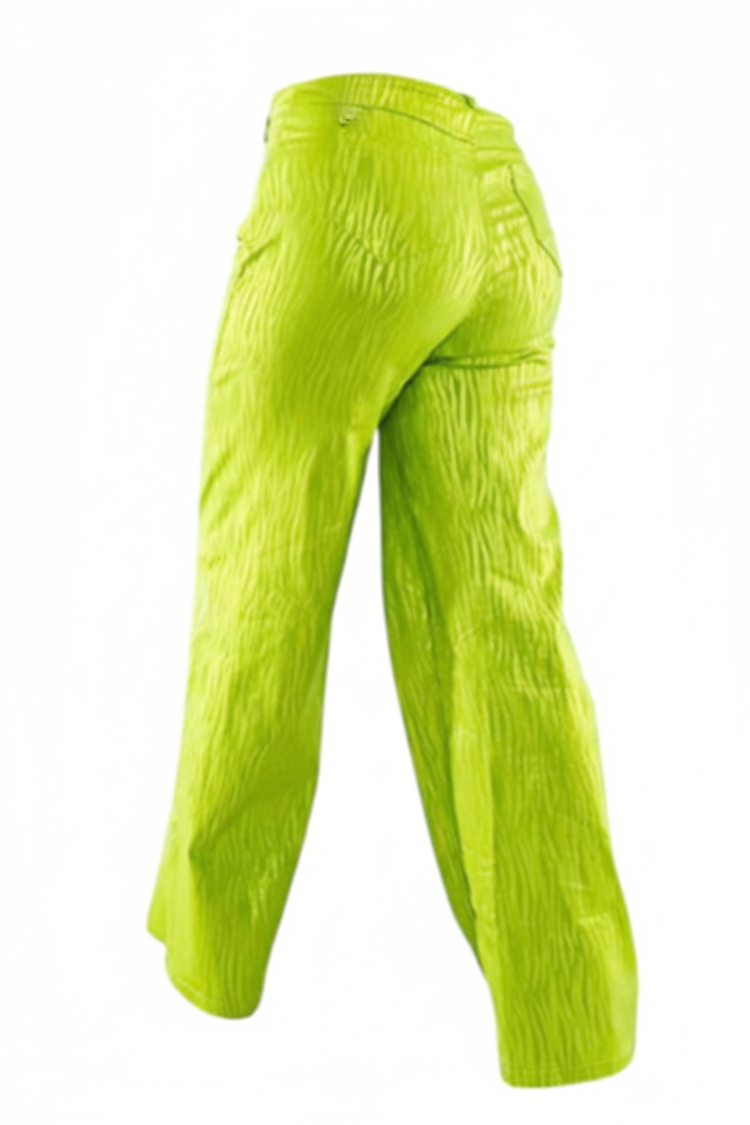 Pantalón acampanado con textura brillante que estiliza con movimiento