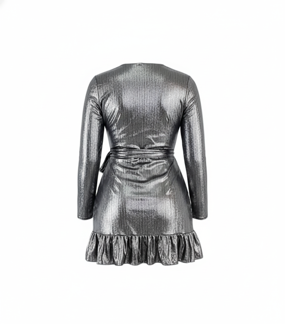 Vestido corto metálico con escote en V y olanes que realzan tu silueta