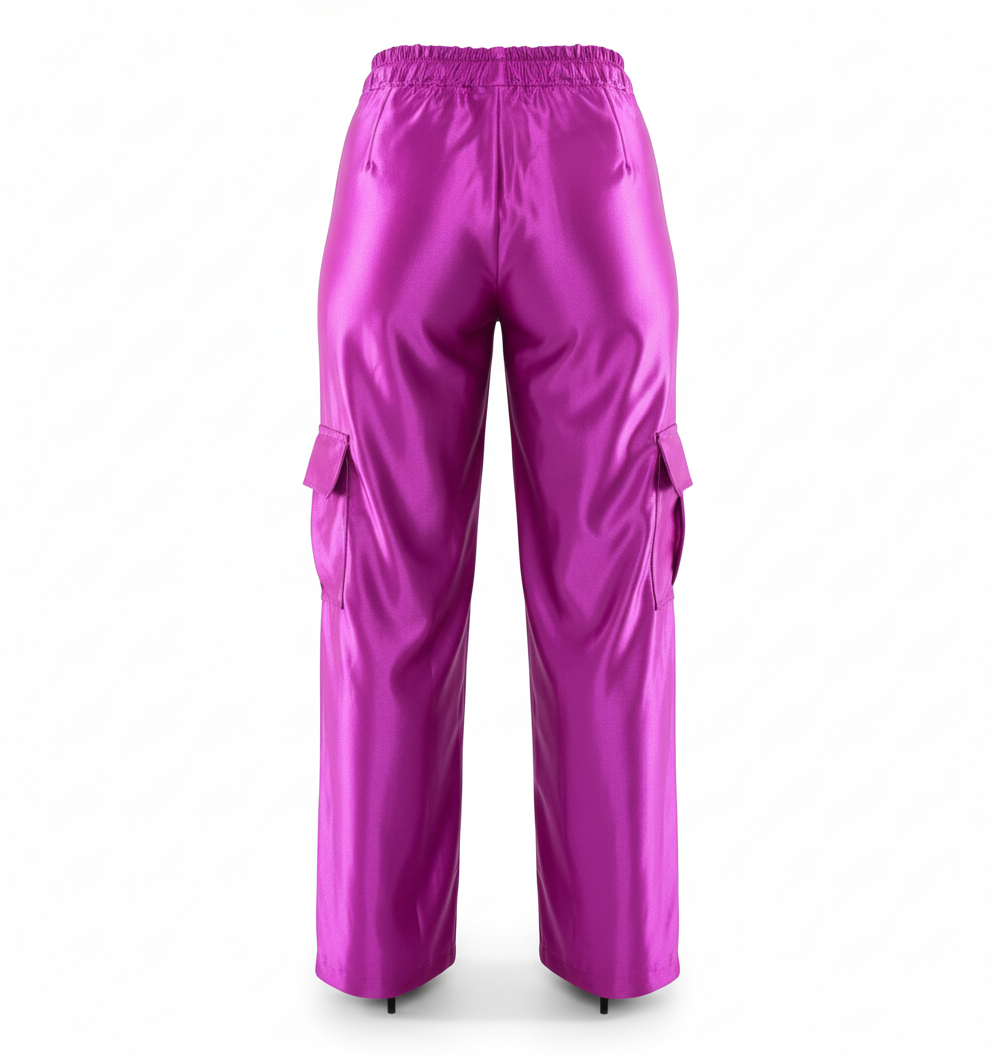 Pantalón cargo satinado con caída fluida y efecto visual vibrante