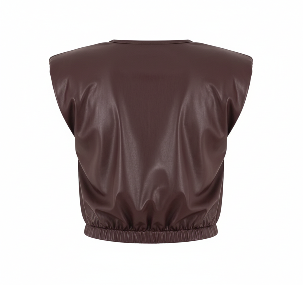 Crop top sin mangas con estructura vinipiel que impone estilo urbano