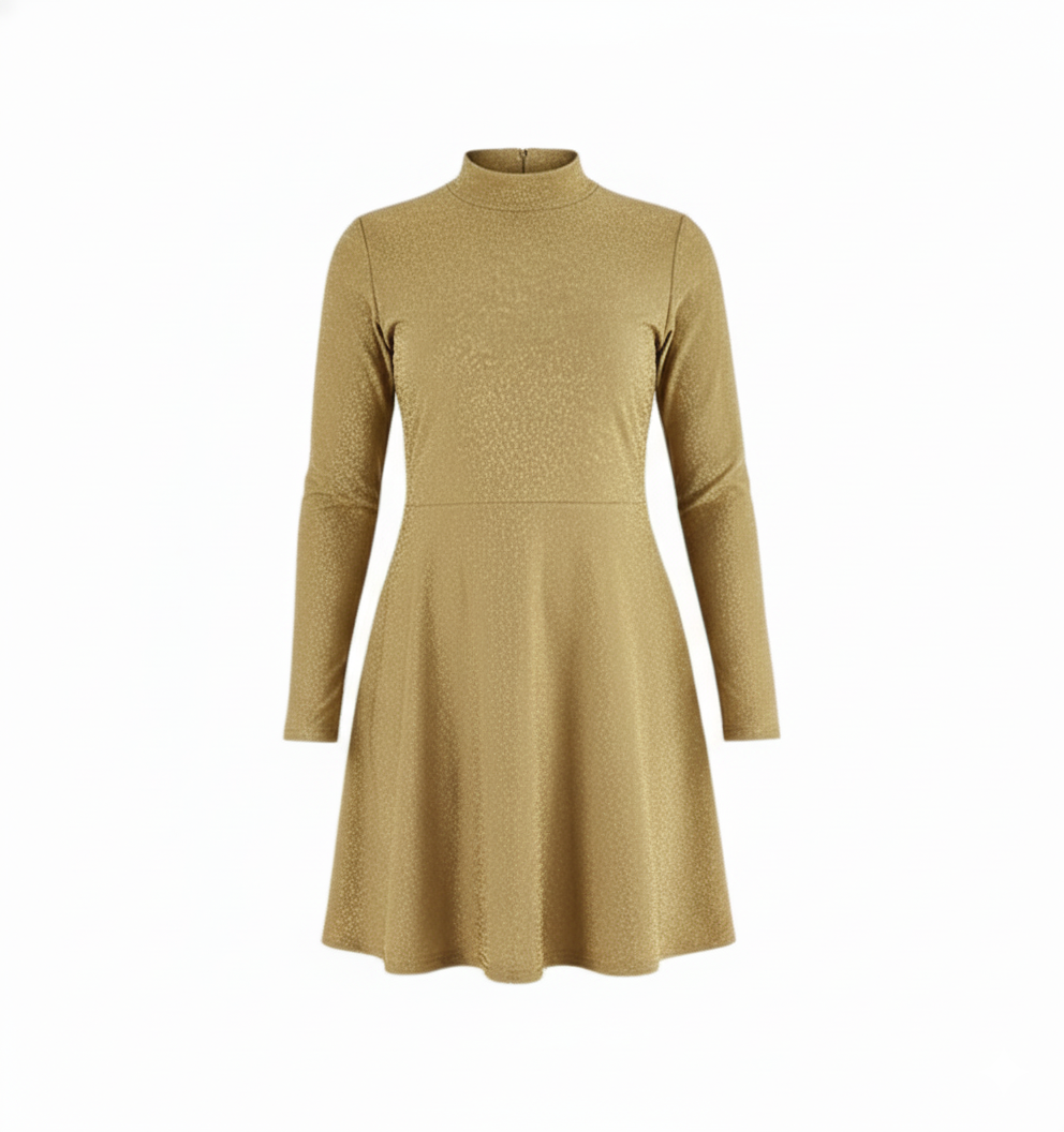 Vestido corto brillante con cuello tortuga que estiliza con elegancia casual
