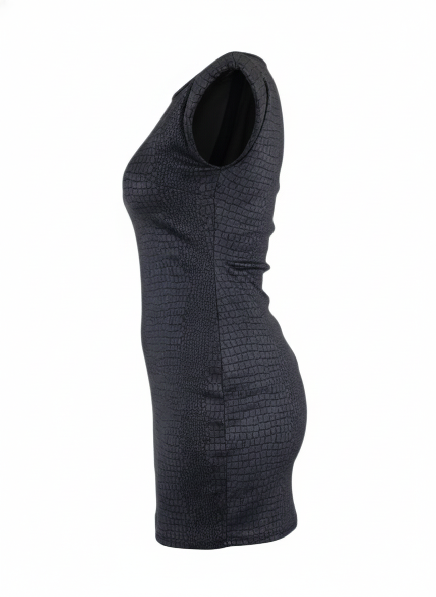 Minivestido con hombreras que potencia tu silueta con estilo atrevido y moderno