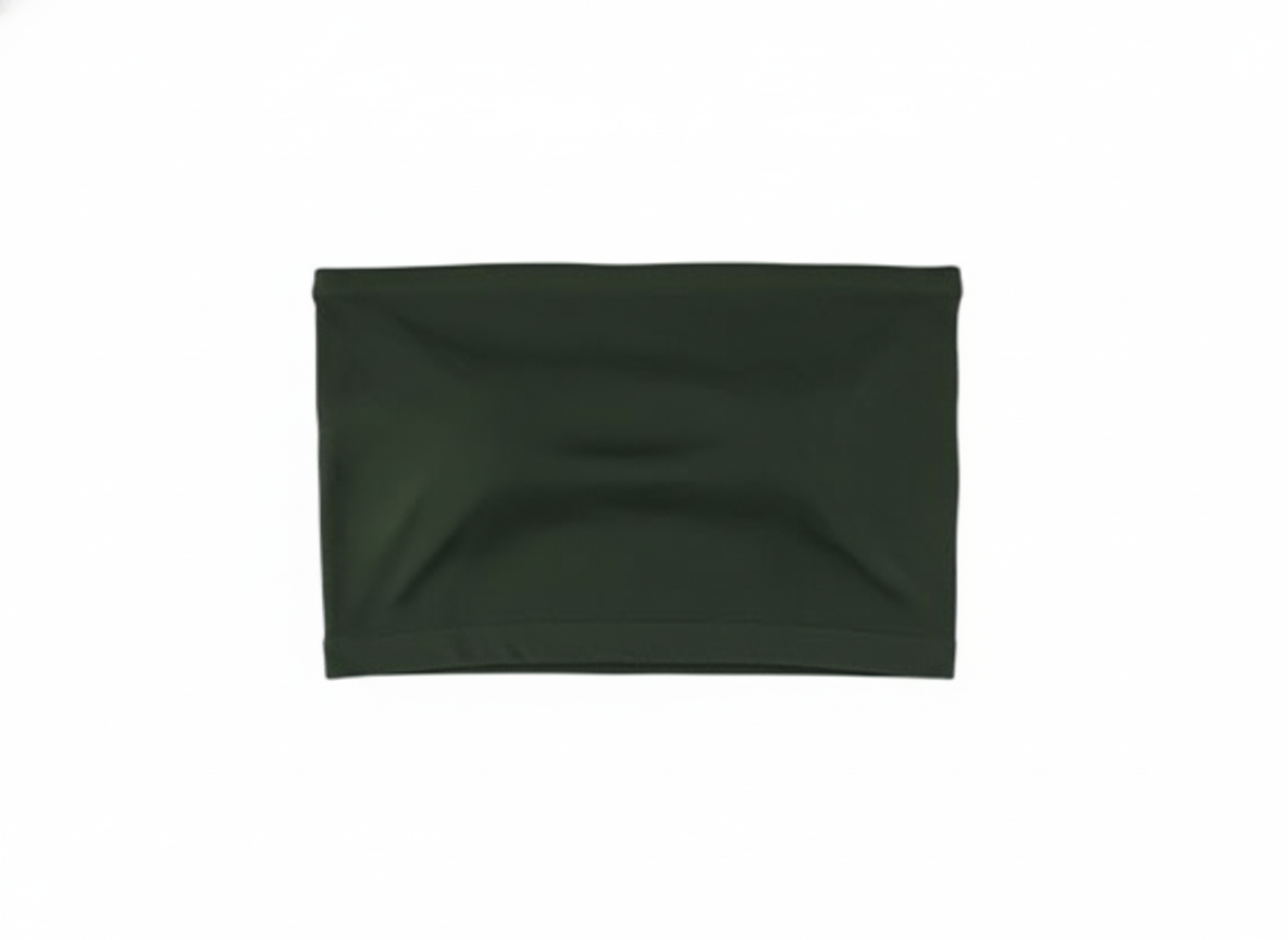 Crop top tipo tubo que resalta hombros con sensualidad minimalista