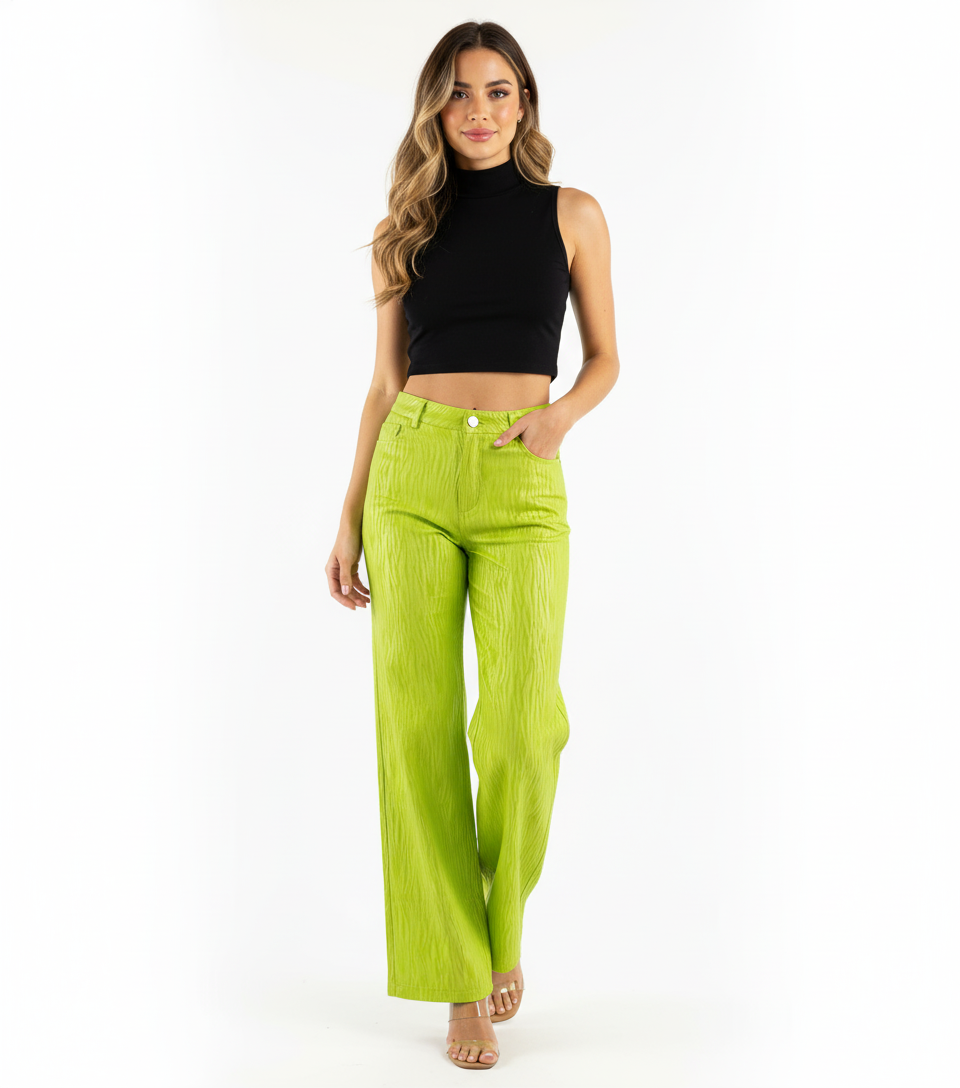 Pantalón acampanado con textura brillante que estiliza con movimiento