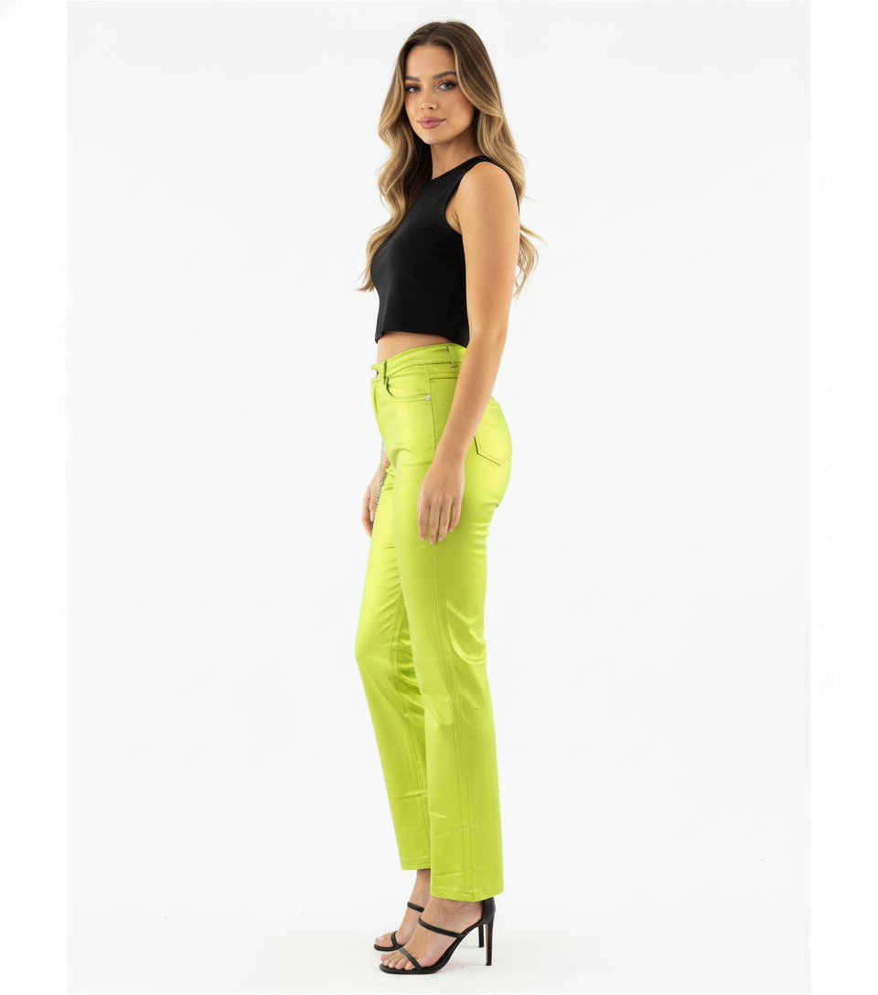 Pantalón recto satinado con brillo sutil y detalle de cadenita