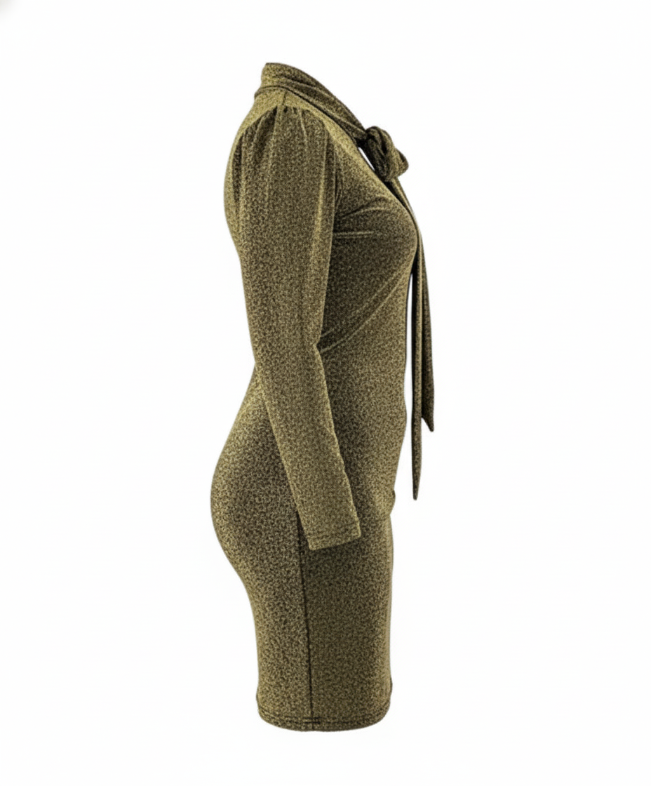 Vestido corto con cintilla en cuello que estiliza con sofisticación sutil