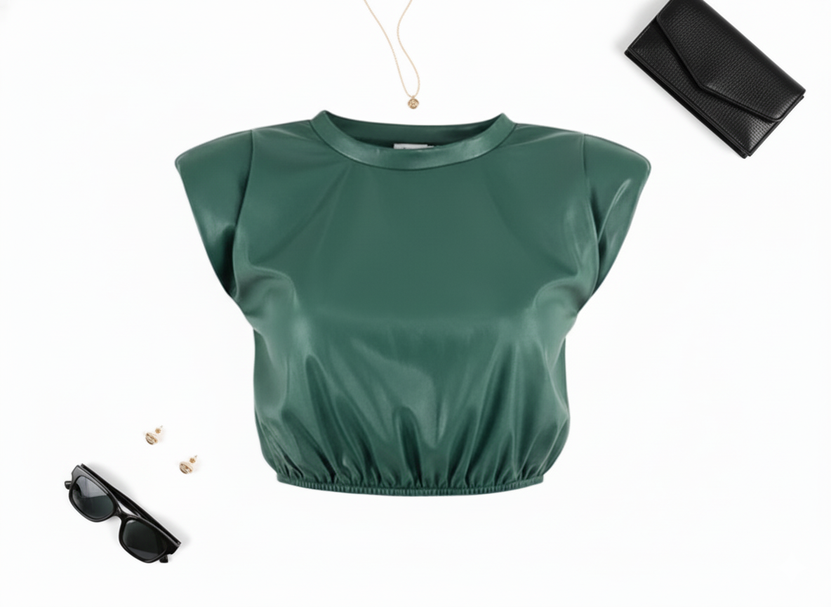 Crop top sin mangas con estructura vinipiel que impone estilo urbano