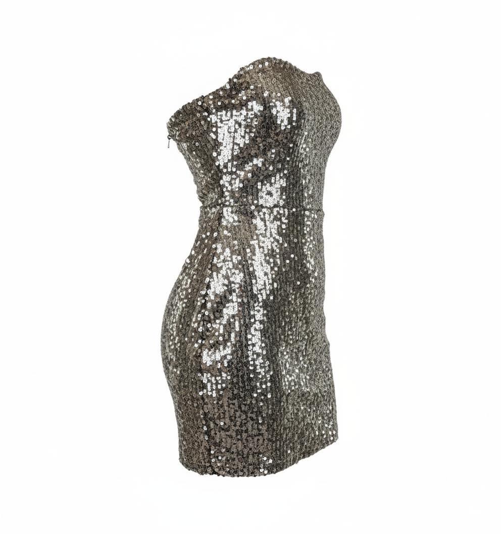 Minivestido strapless de lentejuelas que roba miradas con sensualidad festiva