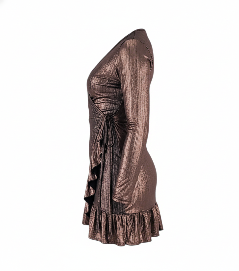 Vestido corto metálico con escote en V y olanes que realzan tu silueta