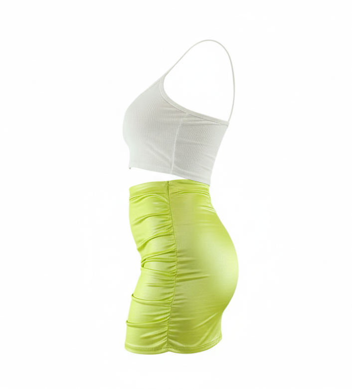 Conjunto satinado con top de tirantes que resalta tu figura con brillo sutil