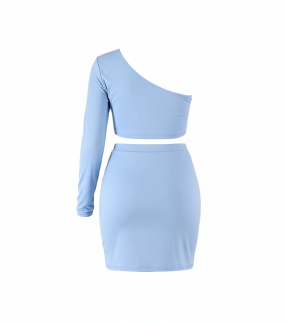 Conjunto asimétrico de impacto que resalta tu silueta con audacia