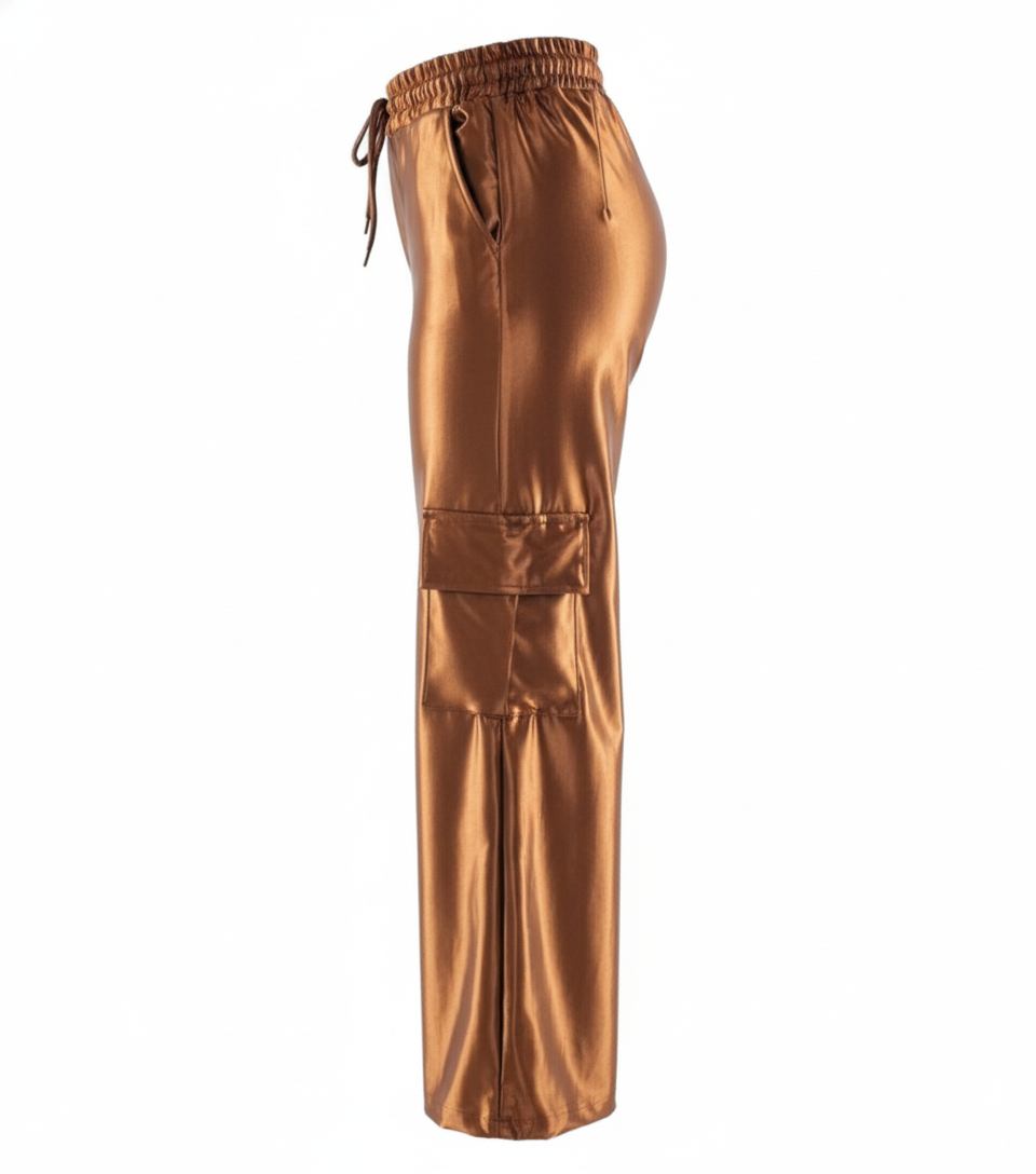 Pantalón cargo satinado con caída fluida y efecto visual vibrante