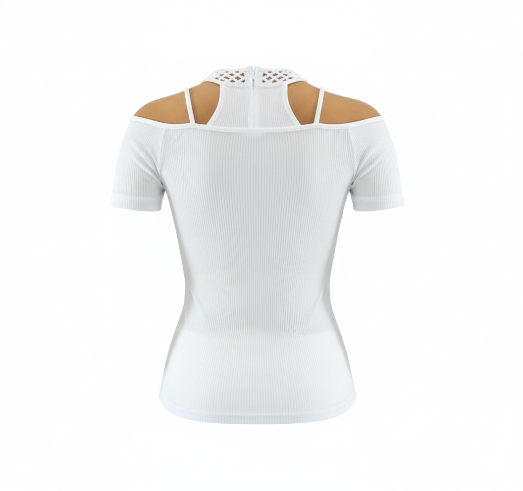 Blusa con hombros descubiertos y cuello calado que resalta tu feminidad