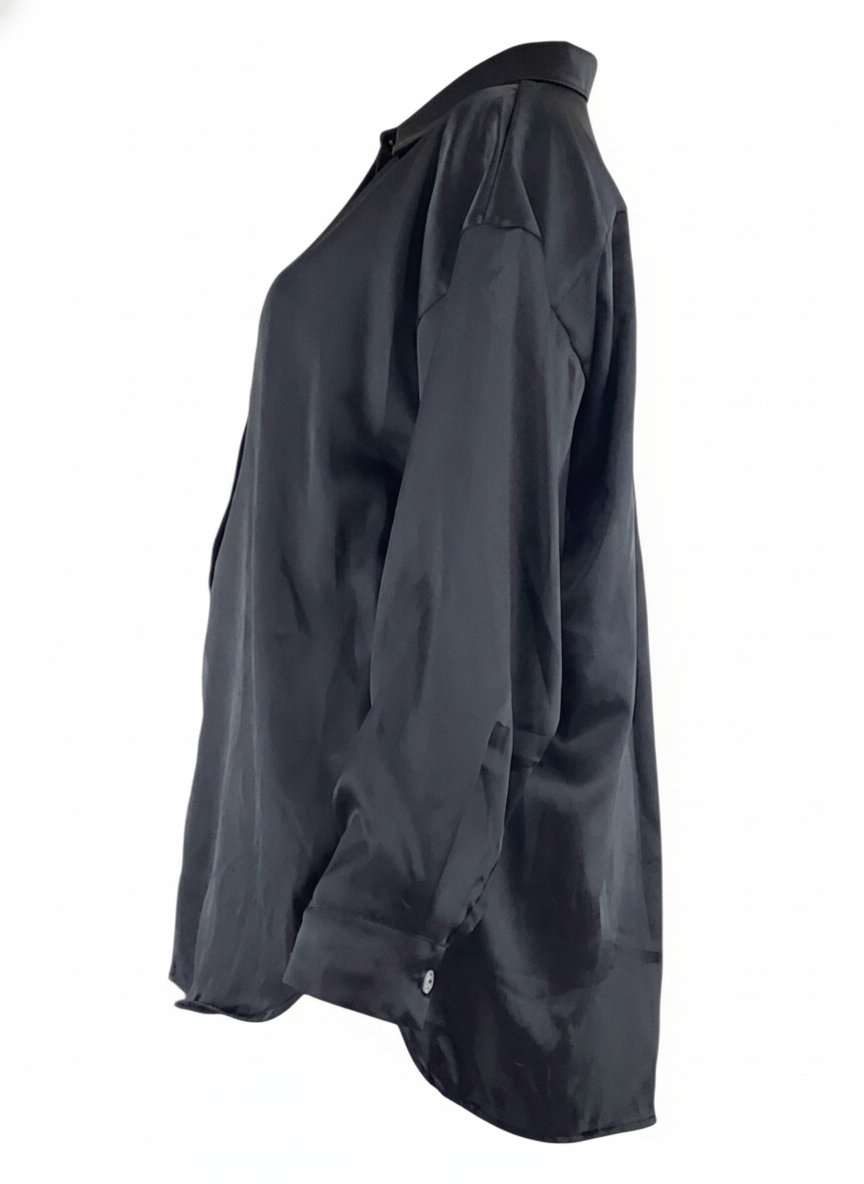 Blusa oversize satinada que combina fluidez y elegancia casual