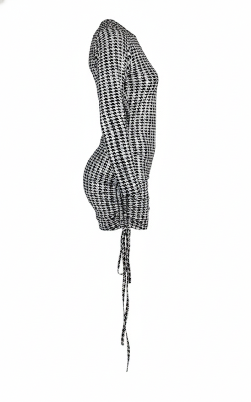 Minivestido con jaretas laterales que define tu silueta con estilo urbano