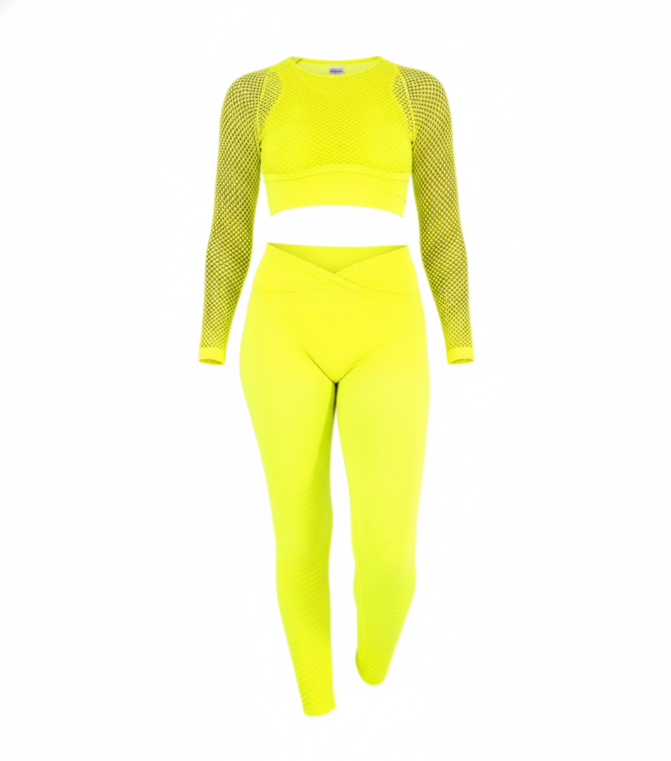 Conjunto deportivo de tres piezas que estiliza tu figura con soporte total